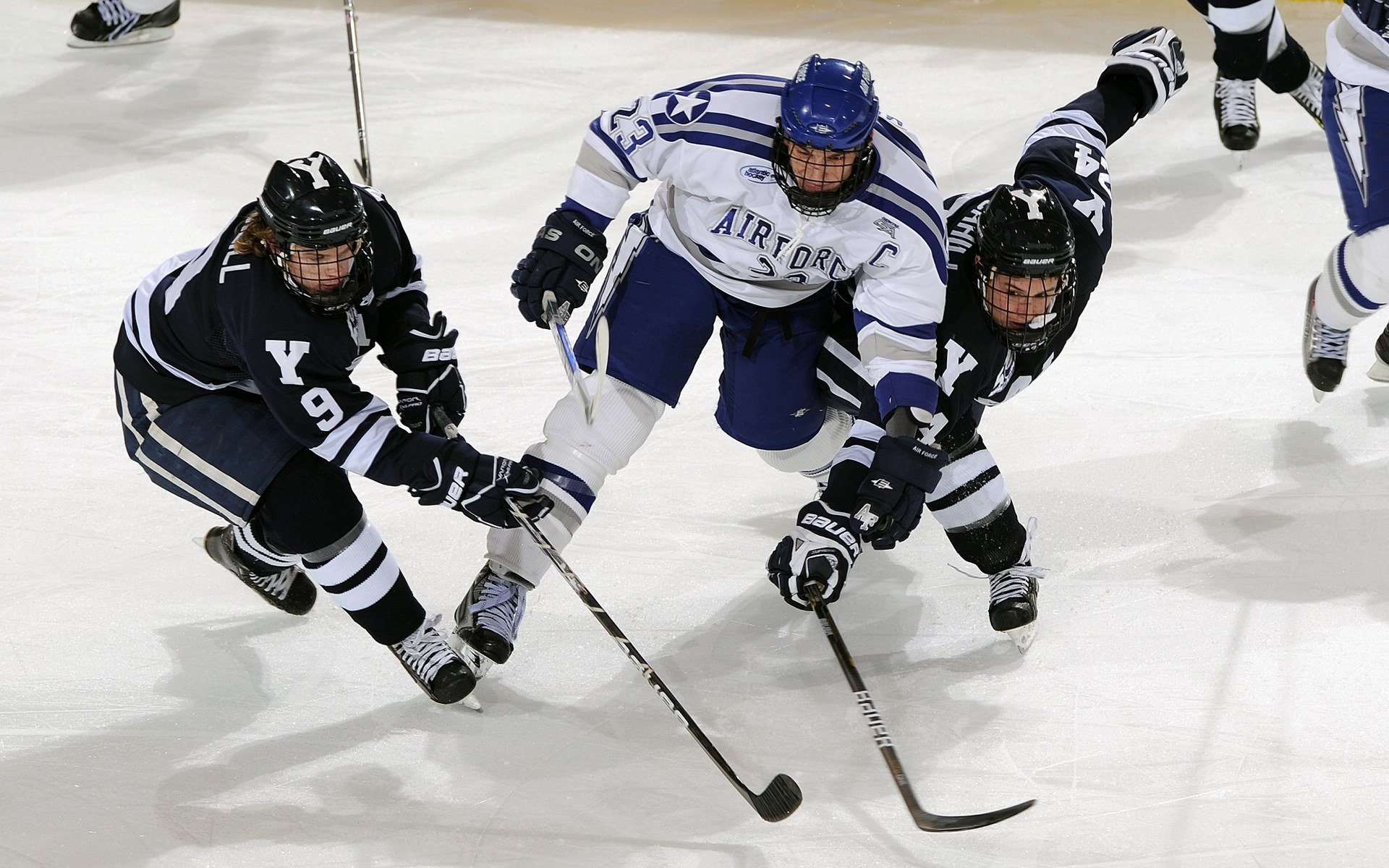 F1新赛季揭幕战之夜，范弗利特打出生涯之夜，当赛道轰鸣与球场哨响共振